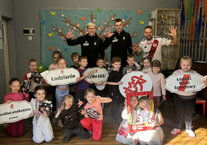 Zdjęcie grupowe dzieci i piłkarzy ŁKSu.