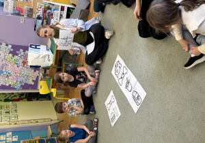 Studentka medycyny demonstruje obrazki, które ukazują żywność zdrową lub niezdrową dla kości.